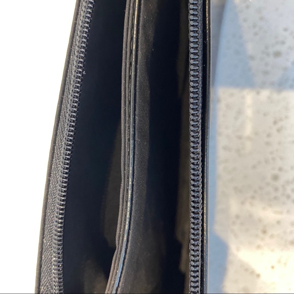 Authentic Chanel cosmetic pouch case clutch in black. Nylon and patent leather - Picture 6 of 6